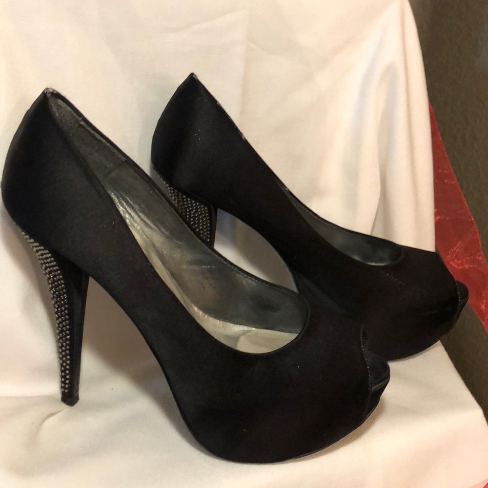 Shoes - Picture 2 of 8